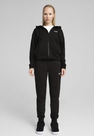 Sort hoodie med lynlås og frontlommer, parret med matchende sorte sweatpants. Har Puma-logo i hvidt på begge dele. Struktureret stof.