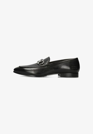 Zwarte leren loafers met een spitse teen, voorzien van een zilveren gespdetail op de bovenkant en een lage, platte hak. Gestructureerd oppervlak.