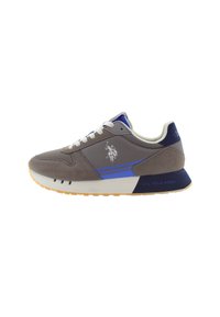 Grå mockaskor med blå accenter, vita snörningar och en strukturerad tå. Har en logotyp och "U.S. Polo Assn." på hälen. Gummisula.