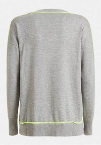 Pull gris avec encolure ronde et manches longues, orné d'un bord néon vert le long des épaules et de l'ourlet. Confectionné en maille douce.