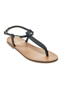 Sandali neri in pelle con un design a fascia sottile, caratterizzati da un inserto per le dita e una suola marrone chiaro. Include una cinghia per la caviglia con fibbia.