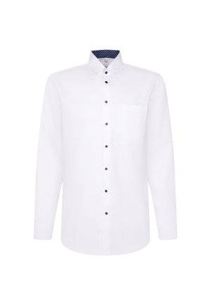 Biała, długa koszula z długim rękawem z czarnymi guzikami, kieszenią na piersi oraz kontrastowym niebieskim detalem w kropki na wewnętrznej stronie kołnierzyka, prezentowana na białym tle.