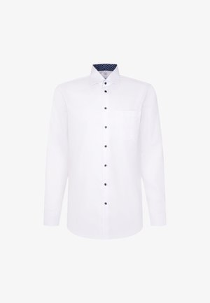 Hvid langærmet skjorte med sorte knapper, brystlomme og kontrasterende blå prikker indvendig krave, præsenteret på hvid baggrund.