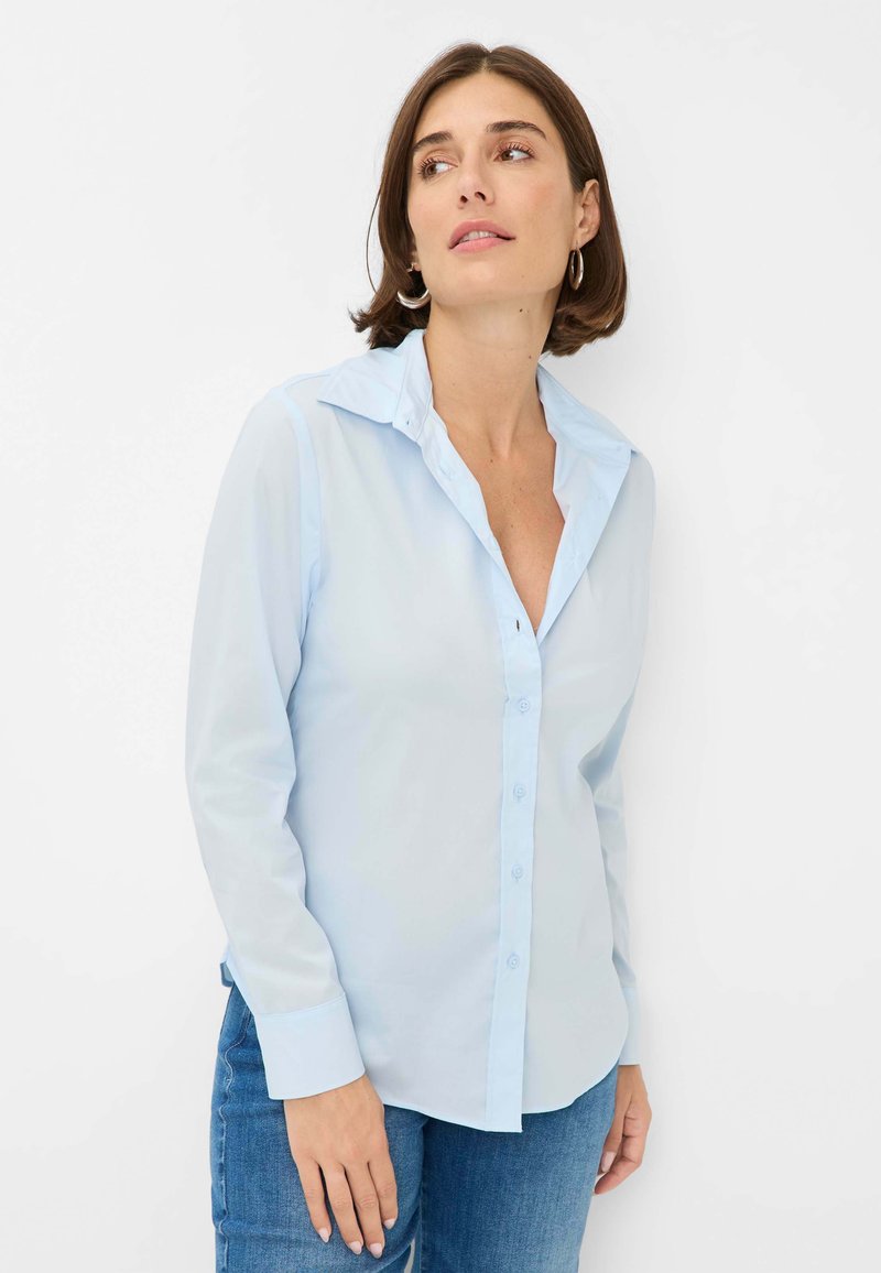 Lichtblauw button-up shirt met lange mouwen, een kraag en een voorste knoopsluiting. Gemaakt van een gladde stof, met een relaxte pasvorm en manchetten.