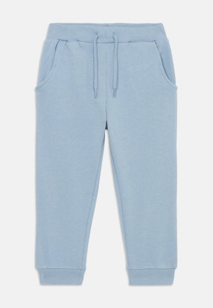 Pantalon de jogging bleu clair pour tout-petit avec taille élastique, cordon, poches latérales et bas de jambes resserrés sur fond blanc.