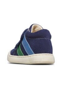 Scarpa high-top in suede blu navy con strisce verdi e blu, suola in gomma e cuciture a contrasto color crema, dotata di chiusura con strap in velcro.