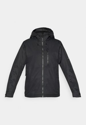 Giacca nera impermeabile con cappuccio, zip completa e cordini regolabili. Presenta tasche con cerniera e una texture liscia.