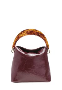 Lśniąca, ciemna bordowa torebka z szerokim, zakrzywionym uchwytem w marmurkowym odcieniu bursztynu i lekko opadającą górną krawędzią.