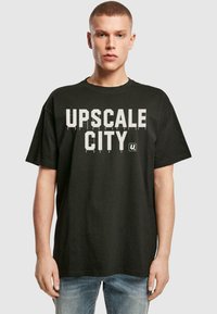 Upscale by Mister Tee T-shirts med print - black