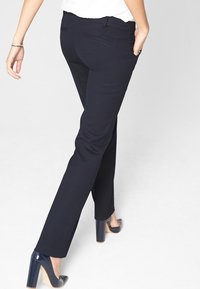 Smarte, nach Maß gefertigte navyblaue Hose aus leichtem Stoff. Sie hat einen Slim-Fit-Schnitt, gerade Beine und zwei Gesäßtaschen.