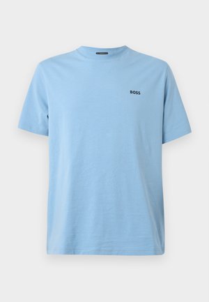 Svetlomodré tričko s krátkym rukávom vyrobené z bavlny. Má okrúhly výstrih a malú tmavú logo na ľavej strane hrudníka.