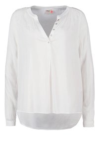 Bílá halenka s dlouhým rukávem a výstřihem do V s čtyřmi knoflíky, kterou zdobí mírně křivý lem a na ramenou nařasené detaily.