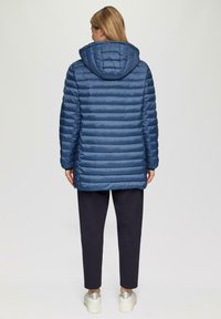 Marine blauwe pufferjack met horizontale stiksels en een afneembare capuchon, met een gladde textuur en een ontwerp dat onder de heupen valt.