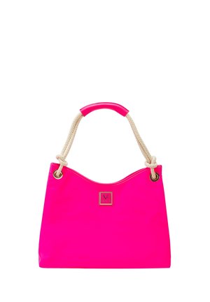 Felroze handtas met touwen als handvatten en een gevoerde grip, voorzien van een klein, vierkant merkembleem op het midden vooraan.