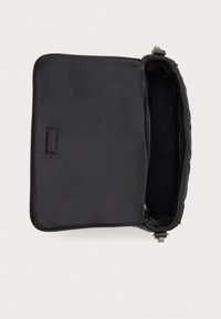 Μαύρη καπιτονέ τσάντα με ομαλή, ματ υφή και ασημένια μεταλλικά στοιχεία. Ανοιχτός σχεδιασμός που αποκαλύπτει εσωτερικό με υφή σατέν σε μαύρο χρώμα. Μεγάλο και ορθογώνιο σχήμα.