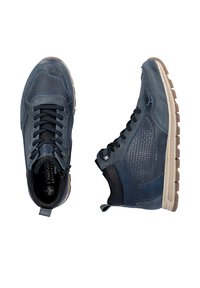 Sneakers in pelle blu con dettagli testurizzati, design con lacci, suola in gomma, altezza intermedia, suola di un marrone chiaro contrastante e dettaglio del logo.