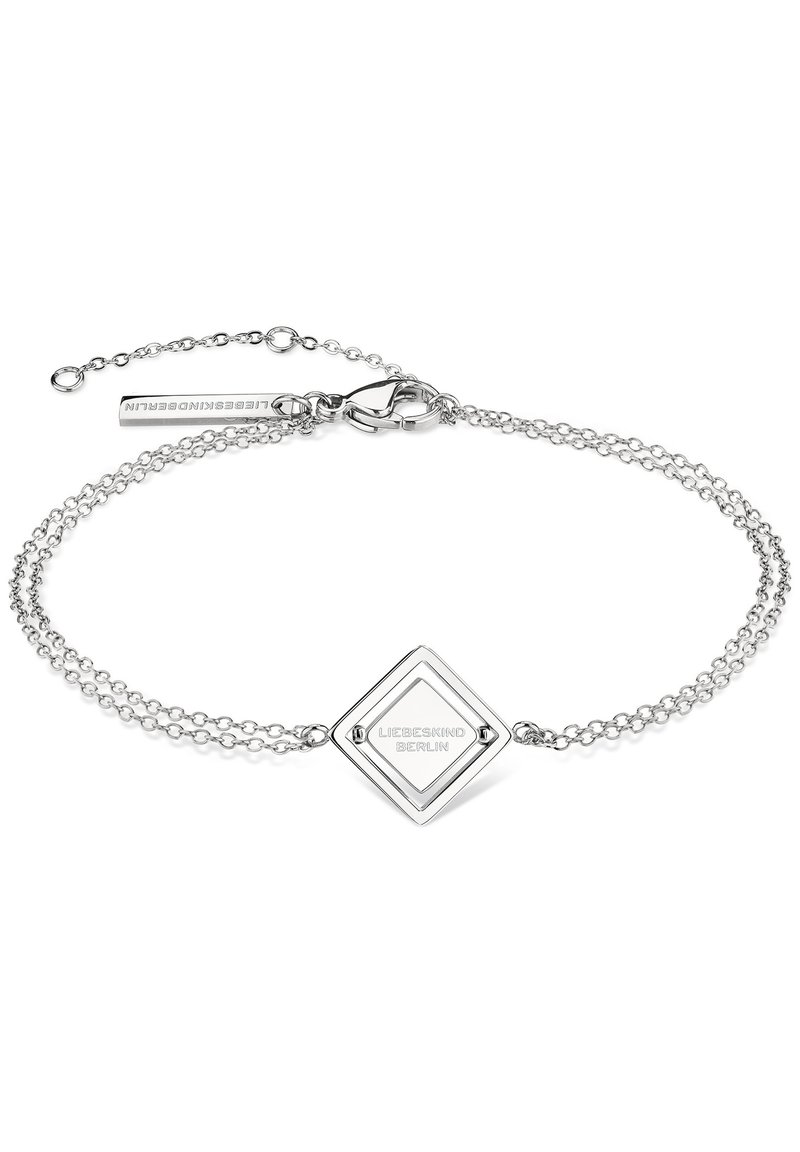 Silberne Kettenarmband mit einem diamantenförmigen Anhänger, der den eingeprägten Text "LIEBESKIND BERLIN" trägt, und einem zarten Verschluss mit verstellbarer Länge.