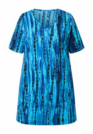 Blauw T-shirt met korte mouwen en V-hals, met verticale zwart- en donkerblauwe tie-dye strepen en een losse pasvorm.