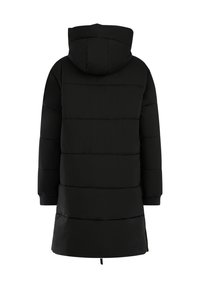 Zwarte gewatteerde jas met capuchon, met horizontale stiksels, lange mouwen en een middellange snit. Zachte textuur, minimale accenten.