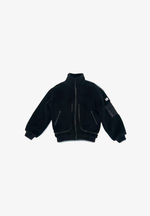 Schwarze Fleecejacke mit hohem Kragen, Reißverschluss vorne, zwei Seitentaschen und einer Armtasche; strukturiertes, weiches Material und gerippte Bündchen.