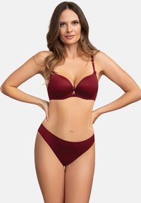 Set di reggiseno e slip bordeaux in tessuto liscio, con coppe imbottite, spalline regolabili e design minimalista con dettagli sottili.