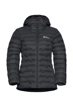 Giacca nera isolata con cappuccio, caratterizzata da un design trapuntato, chiusura frontale con zip e logo sul lato sinistro del petto. Tessuto dalla superficie liscia.