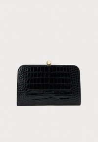 Μαύρο πορτοφόλι με σχέδιο κροκοδείλου, με γυαλιστερή επιφάνεια, διαθέτει στρογγυλή χρυσή κλείσιμο στην κορυφή και ορθογώνιο σχήμα.