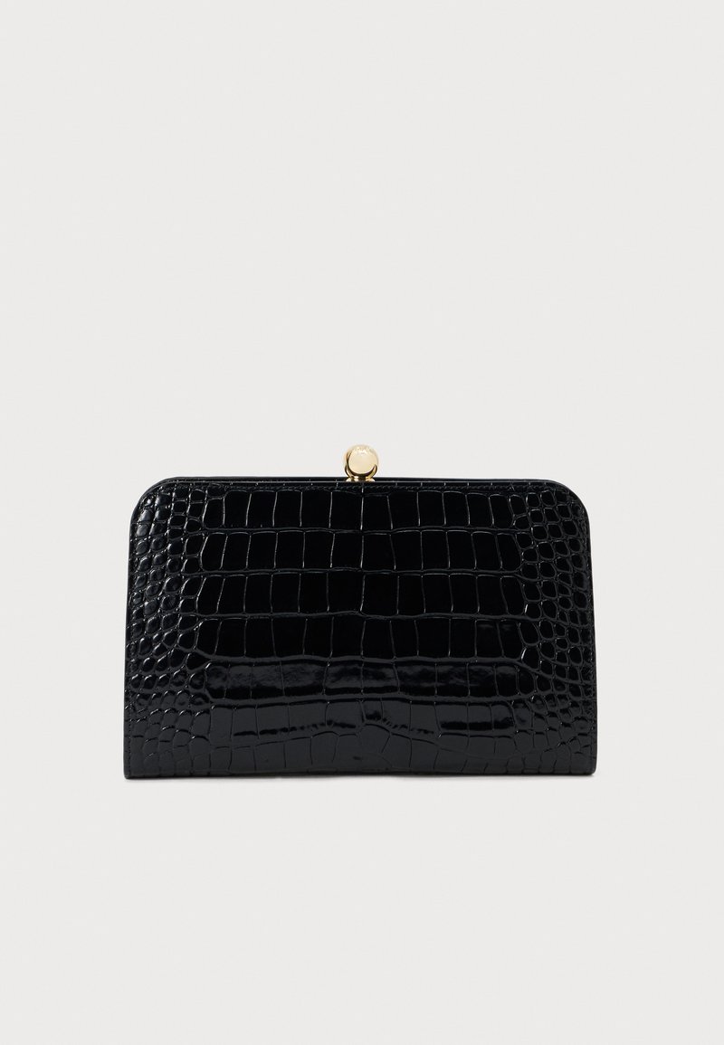 Μαύρο πορτοφόλι με σχέδιο κροκοδείλου, με γυαλιστερή επιφάνεια, διαθέτει στρογγυλή χρυσή κλείσιμο στην κορυφή και ορθογώνιο σχήμα.