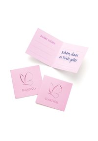 Rozā pateicības kartīšu komplekts ar tauriņa dizainu un reljefu "GLANZVOLL" tekstu. Viens no kartīšu atveras, lai atklātu vietu roku rakstītai ziņai.
