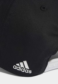 Gorra de béisbol negra hecha de tela texturizada, que presenta un logo de Adidas en blanco. El diseño incluye una costura en la parte superior y un visera curvada.