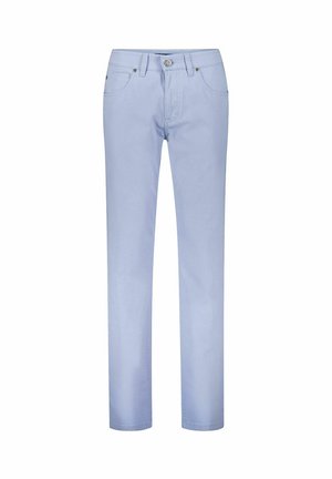 Hellblaue Slim-Fit-Jeans mit vorderer Knopfleiste, Reißverschluss, Gürtelschlaufen und Vordertaschen, vor weißem Hintergrund präsentiert.