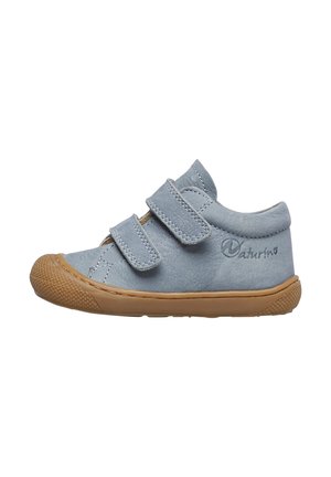 Helles blaues Kleinkinderschuh mit zwei Klettverschlüssen und brauner Gummisohle, seitlichen Nahten und Markenname im Fersenbereich.