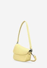 Bolso de hombro de cuero amarillo con cierre de solapa, correa ajustable y herrajes en tono plateado. Textura suave con detalle de costura mínima.