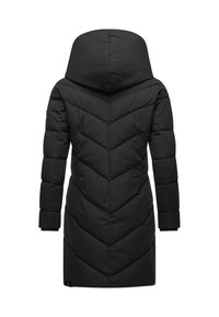 Juoda paminkštinta striukė su kapišonu, nugaroje su chevron raštu. Ilgos rankovės ir tiesus kirpimas. Lygi, tekstūruota medžiaga.