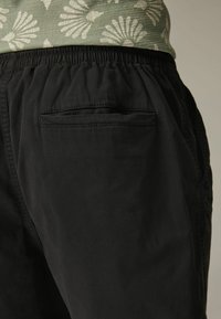 Next REGULAR FIT - Tréningruha alsók - black
