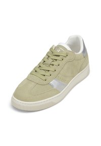 Baskets en daim vert avec accents argentés, bout rond et semelle en caoutchouc blanche. Comprend des lacets et des détails de couture. Design basse.