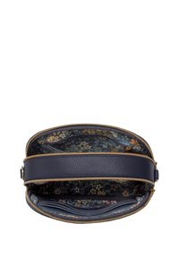 Marineblaue Lederhandtasche mit strukturiertem Außenmaterial, goldfarbenem Reißverschluss und blumigem Innenfutter. Verfügt über mehrere Fächer zur Organisation.