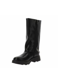 Bota negra de media caña con cremallera lateral, suela gruesa y detalle decorativo de cadena plateada cerca del tobillo sobre un fondo blanco.