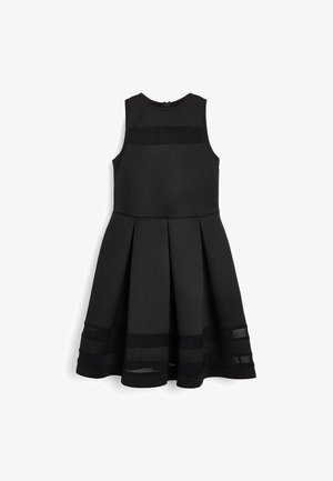 Czarna sukienka bez rękawów z dopasowanym topem i plisowanym dołem. Posiada przezroczyste poziome paski u dołu, które nadają kontrast tekstury.