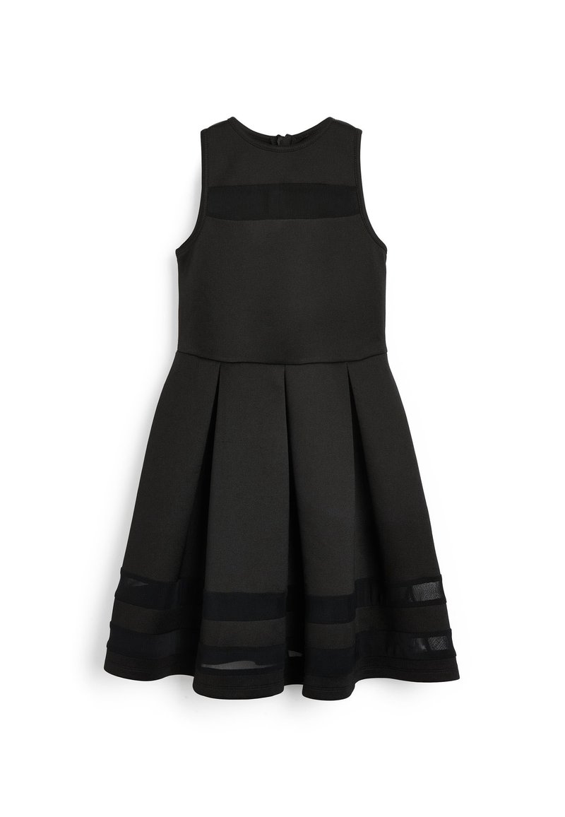 Czarna sukienka bez rękawów z dopasowanym topem i plisowanym dołem. Posiada przezroczyste poziome paski u dołu, które nadają kontrast tekstury.