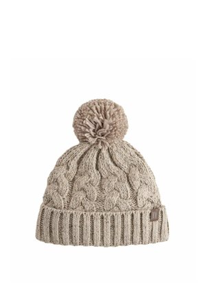 Beige strikhue til vinter med kabelmønster, foldet ribbet kant og en stor kvast på toppen.