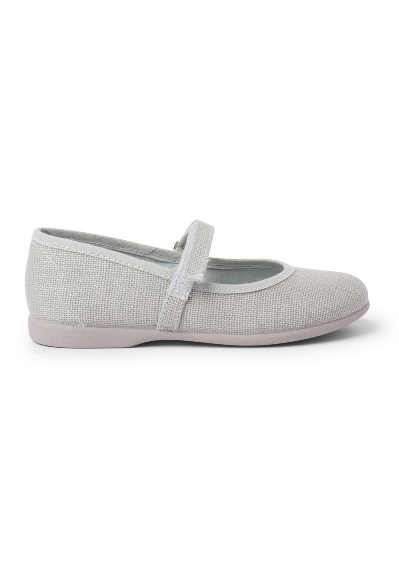 Zapato tipo Mary Jane de tela gris claro con punta redondeada, correa ajustable y suela de goma plana. Parte superior texturizada con un sutil patrón de tejido.