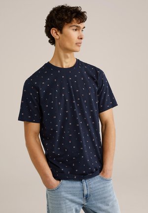 Camiseta de algodón navy con un patrón disperso de pequeñas formas de colores. Cuello redondo, mangas cortas, corte relajado con un dobladillo recto.