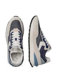 Scarpe da corsa in grigio, blu navy e bianco. Materiali in suede e mesh, lacci tondi, caviglia imbottita e suola in gomma nera testurizzata.