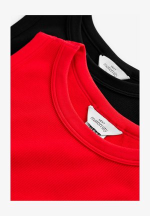 Tops de maternidad en rojo y negro, con tela acanalada y escote redondo. Etiquetas visibles con la marca "Next Maternity".