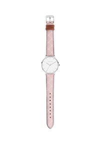 Montre pour femme avec un boîtier rond en argent, un cadran blanc et un bracelet en simili cuir rose présentant un motif matelassé et des accents marron contrastants.