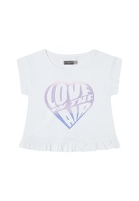 Camiseta blanca de manga corta, con un dobladillo con volantes y un gran gráfico de corazón que dice "AMOR EN EL AIRE" en un degradado morado y azul.