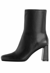 Schwarze Lederknöchelstiefel mit quadrater Zehenform, glatter Oberfläche und klobigem rechteckigem Absatz. Minimalistisches Design mit klaren Linien.