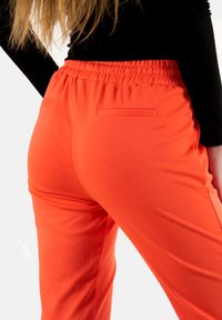 ICHI Pantalones deportivos - orange