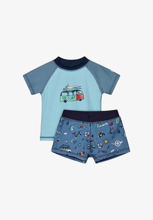 Rash guard à manches courtes bleu clair avec imprimé de van de surf et shorts de bain assortis avec motifs sur le thème de la plage et ceintures bleu marine.